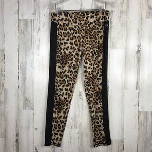 Leopard print leggings with zipper pocket